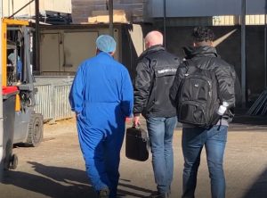 ISZW geeft vleesverwerkers 47 waarschuwingen voor onveilig werken