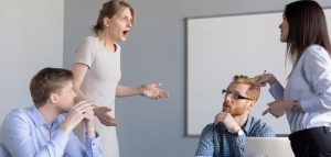 Opinie Wie pesten er op de werkvloer en waarom zijn ze succesvol? Pesten op kantoor