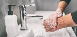 Opinie Hoe kunnen schoonmakers veilig werken, bijvoorbeeld bij het legen van prullenbakken met mogelijk besmet materiaal?